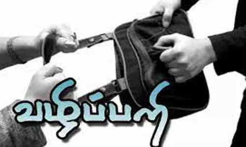 ஆசிரியர்- மனைவியை கத்தியை காட்டி மிரட்டி நகை, செல்போன் வழிப்பறி