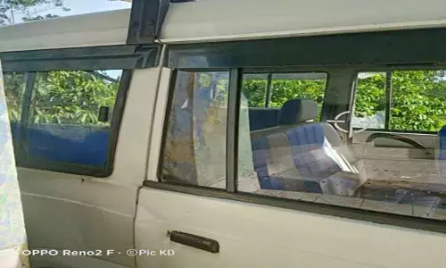 வால்பாறையில் கார் கண்ணாடிகளை உடைத்து காட்டு யானை அட்டகாசம்