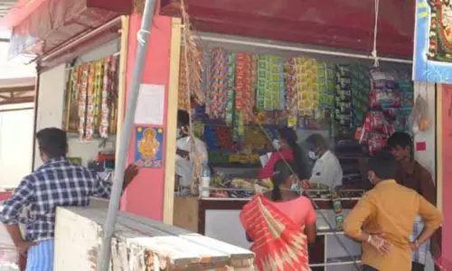 பொள்ளாச்சி அருகே கடன் வாங்கிய கடைக்காரர் தலைமறைவு-  வருவாய்த்துறையினர் முன்னிலையில் கடையை திறந்து பொருட்கள் அகற்றம்