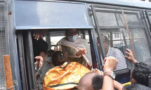 ராஜ்பவனை முற்றுகையிட்ட காங்கிரஸ் மந்திரிகள் கைது ராஜ்பவனை முற்றுகையிட்ட காங்கிரஸ் மந்திரிகள் கைது