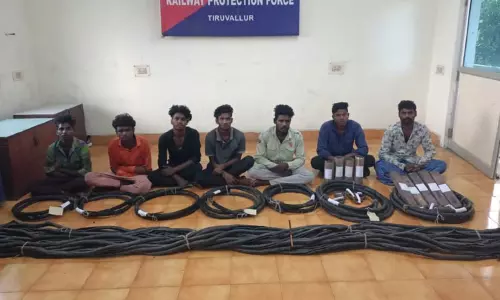 திருவாலங்காடு அருகே ரெயில்வே சிக்னல் வயர் திருட்டு - 7  பேர் கைது