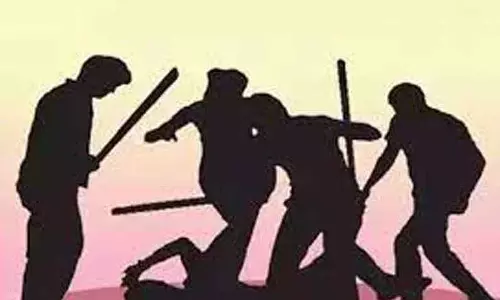தம்பதி உள்பட 4 பேர் மீது தாக்குதல் தம்பதி உள்பட 4 பேர் மீது தாக்குதல்