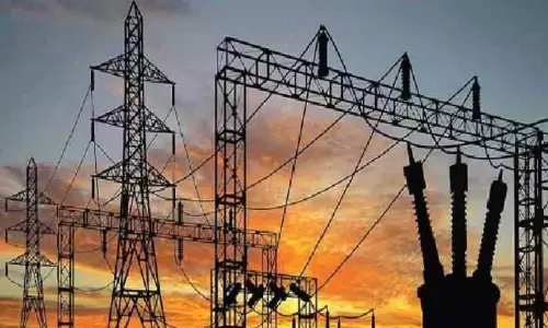 ஆபத்தான நிலையில் உயர் அழுத்த மின் கம்பங்கள்