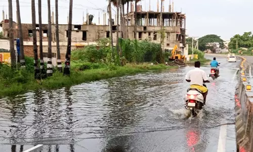 பெருந்துறை-ஈரோடு ரோட்டில்  செட்டிதோப்பு பகுதியில் குளம்போல்  தேங்கி நிற்கும் மழை நீர்