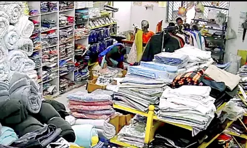 பள்ளிபாளையத்தில்  ஜவுளிக்கடையில் சேலைகளை திருடிய பெண்கள்  சமூக வலைத்தளத்தில் வீடியோ வைரலால் பரபரப்பு