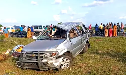 கீரம்பூர் அருகே கார் கவிழ்ந்து பெண் உள்பட 2 ேபர் பலி 5 பேர் படுகாயம் கீரம்பூர் அருகே கார் கவிழ்ந்து பெண் உள்பட 2 ேபர் பலி 5 பேர் படுகாயம்