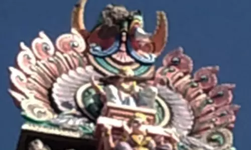 மின்னல் தாக்கி ராஜகோபுர சிலை சேதம்