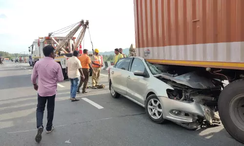 லாரி மீது கார் மோதல்; 2 பேர் பலி லாரி மீது கார் மோதல்; 2 பேர் பலி