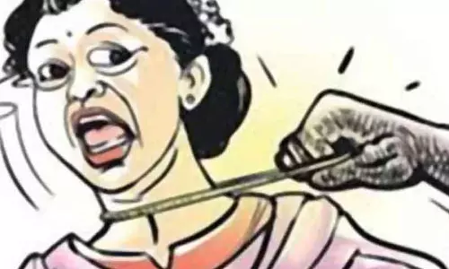 மொபட்டில் சென்ற பெண்ணிடம் 6 பவுன் சங்கிலி பறிப்பு மொபட்டில் சென்ற பெண்ணிடம் 6 பவுன் சங்கிலி பறிப்பு