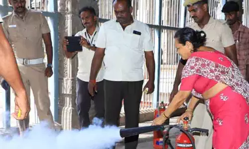 கூட்ட நெரிசலில் சிக்கும் பக்தர்களை முதலுதவி செய்து மீட்பது எப்படி?-தீயணைப்புத்துறையினர் செயல்விளக்கம்