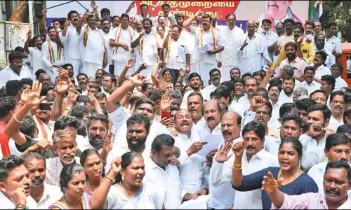 அமலாக்கத்துறை விசாரணைக்கு எதிர்ப்பு: கவர்னர் மாளிகையை முற்றுகையிட்டு காங்கிரசார் போராட்டம்