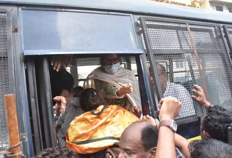 ராஜ்பவனை முற்றுகையிட்ட காங்கிரஸ் மந்திரிகள் கைது ராஜ்பவனை முற்றுகையிட்ட காங்கிரஸ் மந்திரிகள் கைது