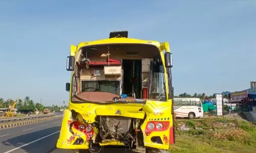 வாழப்பாடி அருகே அடுத்தடுத்து 3 வாகனங்கள் மோதல் - 2 பேர் படுகாயம் வாழப்பாடி அருகே அடுத்தடுத்து 3 வாகனங்கள் மோதல் - 2 பேர் படுகாயம்