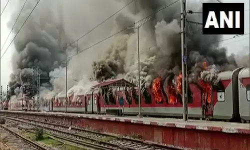 தெலுங்கானாவிலும் ரெயிலுக்கு தீ வைப்பு - பதற்றம் அதிகரிப்பு தெலுங்கானாவிலும் ரெயிலுக்கு தீ வைப்பு - பதற்றம் அதிகரிப்பு