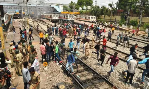 அக்னிபத் கலவரம்: தெலுங்கானாவில் போலீஸ் துப்பாக்கிச்சூடு ஒருவர் பலி; 15 பேர் படுகாயம் அக்னிபத் கலவரம்: தெலுங்கானாவில் போலீஸ் துப்பாக்கிச்சூடு ஒருவர் பலி; 15 பேர் படுகாயம்