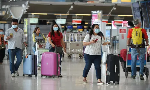 பயண கட்டுப்பாட்டு விதிகளை தளர்த்தியது தாய்லாந்து; சுற்றுலாவாசிகள் மகிழ்ச்சி பயண கட்டுப்பாட்டு விதிகளை தளர்த்தியது தாய்லாந்து; சுற்றுலாவாசிகள் மகிழ்ச்சி