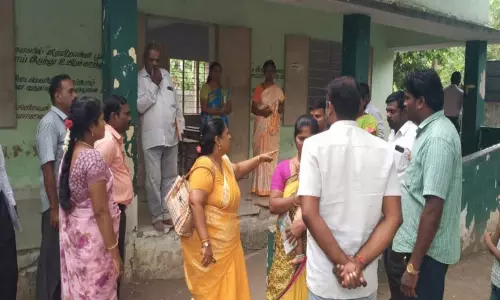 வகுப்பறையில் போதை பொருள் பயன்படுத்திய தலைமை ஆசிரியர் - பள்ளியை முற்றுகையிட்ட பெற்றோர்கள் வகுப்பறையில் போதை பொருள் பயன்படுத்திய தலைமை ஆசிரியர் - பள்ளியை முற்றுகையிட்ட பெற்றோர்கள்