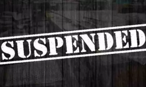 போலி மதிப்பெண் சான்றிதழ் கொடுத்து கோர்ட்டில் பணியாற்றிய பெண் ஊழியர் உள்பட 2 பேர் பணி இடைநீக்கம்