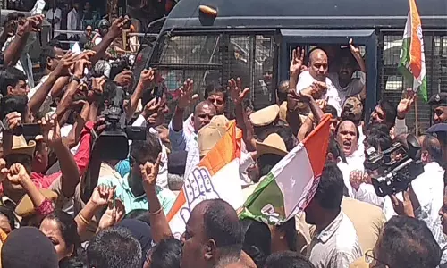 சிவமொக்கா, மங்களூருவில் காங்கிரசார் போராட்டம்; போக்குவரத்து பாதிப்பால் வாகன ஓட்டிகள் அவதி