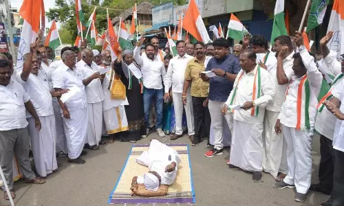 திண்டுக்கல் தபால் அலுவலகம் முன்பு பாய்-தலையணையுடன் காங்கிரசார் போராட்டம் திண்டுக்கல் தபால் அலுவலகம் முன்பு பாய்-தலையணையுடன் காங்கிரசார் போராட்டம்