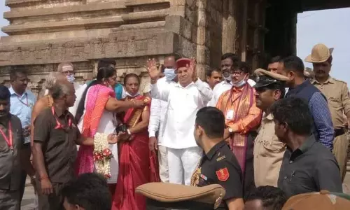 சென்னகேசவா கோவிலில் கர்நாடக  கவர்னர் தாவர்சந்த் கெலாட் சாமி தரிசனம்