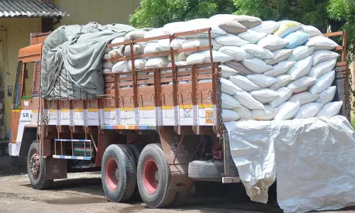 சூளகிரி வழியாக கர்நாடகாவிற்கு லாரியில் கடத்த முயன்ற20 டன் ரேஷன் அரிசி பறிமுதல் சூளகிரி வழியாக கர்நாடகாவிற்கு லாரியில் கடத்த முயன்ற20 டன் ரேஷன் அரிசி பறிமுதல்