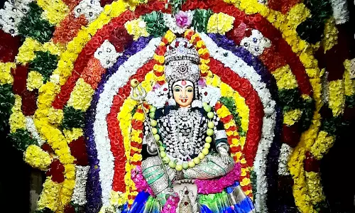 ஆனி மாத முதல் வெள்ளியையொட்டி நாமக்கல் பலபட்டரை மாரியம்மன் கோவிலில் சிறப்பு பூஜை ஆனி மாத முதல் வெள்ளியையொட்டி நாமக்கல் பலபட்டரை மாரியம்மன் கோவிலில் சிறப்பு பூஜை