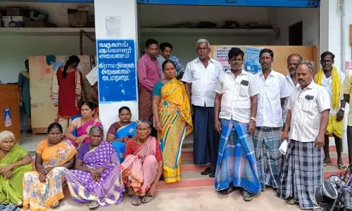 வடமதுரையில் கிராம நிர்வாக அலுவலகத்தை பொதுமக்கள் முற்றுகை வடமதுரையில் கிராம நிர்வாக அலுவலகத்தை பொதுமக்கள் முற்றுகை