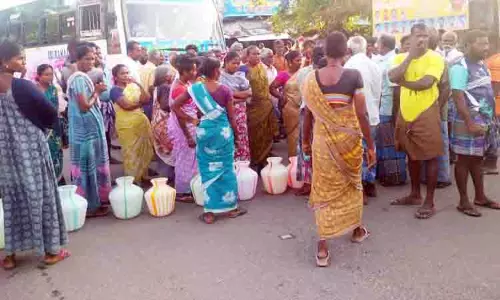 குடிநீர் கேட்டு காலிக்குடங்களுடன் பொதுமக்கள் சாலை மறியல் குடிநீர் கேட்டு காலிக்குடங்களுடன் பொதுமக்கள் சாலை மறியல்