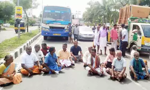 பெரம்பலூரில் விவசாயிகள் சாலை மறியல் பெரம்பலூரில் விவசாயிகள் சாலை மறியல்