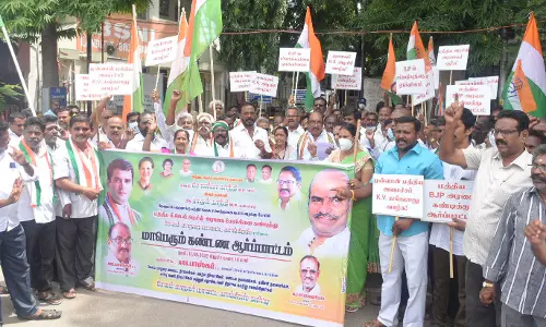 அமலாக்கத்துறை விசாரணைக்கு எதிர்ப்பு: காங்கிரஸ் கட்சியினர் ஆர்ப்பாட்டம் அமலாக்கத்துறை விசாரணைக்கு எதிர்ப்பு: காங்கிரஸ் கட்சியினர் ஆர்ப்பாட்டம்