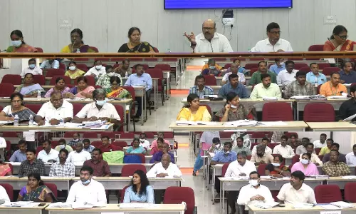 சேலத்தில் அரசு நிலம் தொடர்பான மண்டல ஆய்வுக் கூட்டம்-4 மாவட்ட அதிகாரிகள் பங்கேற்பு சேலத்தில் அரசு நிலம் தொடர்பான மண்டல ஆய்வுக் கூட்டம்-4 மாவட்ட அதிகாரிகள் பங்கேற்பு