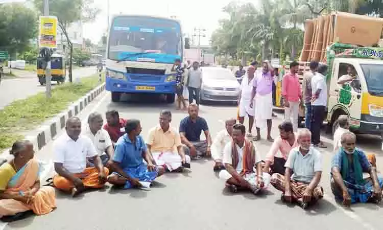 பெரம்பலூரில் விவசாயிகள் சாலை மறியல் பெரம்பலூரில் விவசாயிகள் சாலை மறியல்