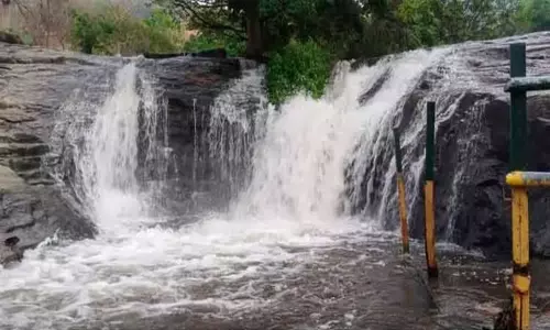 கும்பக்கரை அருவியில் சுற்றுலா பயணிகள் குளிக்க தடை
