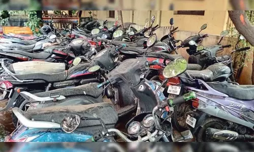 வாகனங்களை திருடி நூதன முறையில் விற்ற 2 பேர் கைது - 42 மோட்டார் சைக்கிள்கள் பறிமுதல்