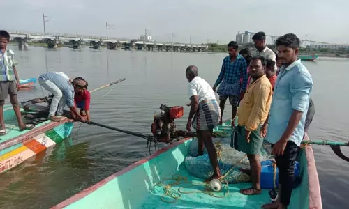 7 பைபர் படகின் என்ஜின்கள் ஆற்றில் வீச்சு - நாகூரில் பரபரப்பு 7 பைபர் படகின் என்ஜின்கள் ஆற்றில் வீச்சு - நாகூரில் பரபரப்பு
