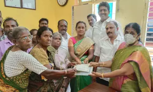 100 நாள் ேவலைக்கு புதிய அட்டை வழங்கக்கோரி கிராம மக்கள் மனு