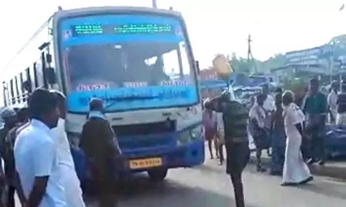 அரசு பஸ்சை வழிமறித்து பூ வியாபாரி தீக்குளிப்பு அரசு பஸ்சை வழிமறித்து பூ வியாபாரி தீக்குளிப்பு