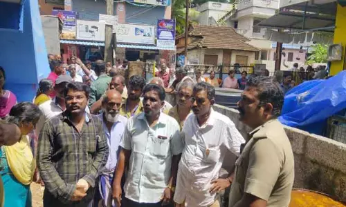 ரேஷன் கடையை பொதுமக்கள் முற்றுகை ரேஷன் கடையை பொதுமக்கள் முற்றுகை