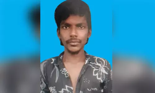 மோட்டார் சைக்கிள் சாலையோர கல்லில் மோதி விபத்து - கட்டிட தொழிலாளி பலி