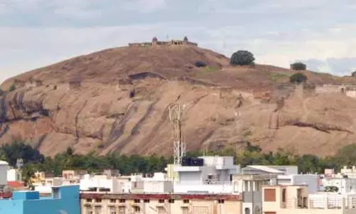 திண்டுக்கல் மலைக்கோட்டையில் அபிராமி அம்மன்-பத்மகிரீஸ்வரர் சிலைகளை பிரதிஷ்டை செய்ய வேண்டும்; அர்ஜூன் சம்பத் பேட்டி திண்டுக்கல் மலைக்கோட்டையில் அபிராமி அம்மன்-பத்மகிரீஸ்வரர் சிலைகளை பிரதிஷ்டை செய்ய வேண்டும்; அர்ஜூன் சம்பத் பேட்டி