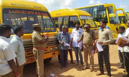 காரைக்குடியில் 19 பள்ளி வாகனங்களுக்கு தகுதிச்சான்று ரத்து காரைக்குடியில் 19 பள்ளி வாகனங்களுக்கு தகுதிச்சான்று ரத்து