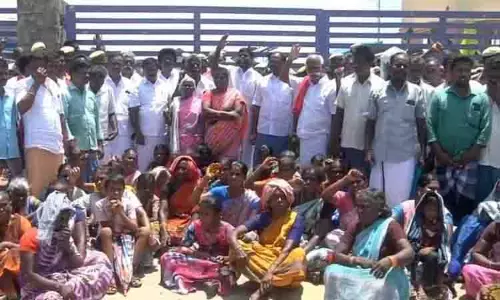 கல்குவாரியை மூடக்கோரி கிராமமக்கள் சாலை மறியல் கல்குவாரியை மூடக்கோரி கிராமமக்கள் சாலை மறியல்