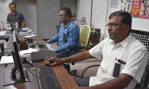 அஞ்சல் ஊழியர் சங்கத்தினர் கருப்பு பட்டை அணிந்து போராட்டம் அஞ்சல் ஊழியர் சங்கத்தினர் கருப்பு பட்டை அணிந்து போராட்டம்