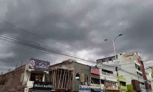 கருமேகம் சூழ்ந்த வானம்