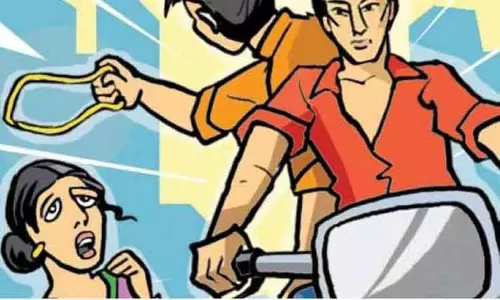 கடையில் இருந்த பெண்ணிடம் 4½ பவுன் சங்கிலி பறிப்பு கடையில் இருந்த பெண்ணிடம் 4½ பவுன் சங்கிலி பறிப்பு