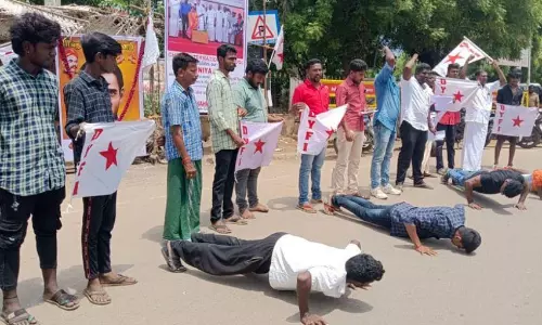 ஜனநாயக வாலிபர் சங்கத்தினர் சாலையில் தண்டால் எடுத்து போராட்டம்