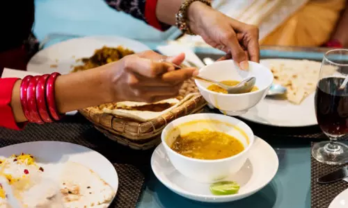 சாப்பாடு பரிமாறாததால் ஆத்திரம்; மனைவியை கொன்ற கணவன் சாப்பாடு பரிமாறாததால் ஆத்திரம்; மனைவியை கொன்ற கணவன்