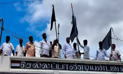 கவர்னர் வருகைக்கு எதிர்ப்பு; காங்கிரசார் கருப்புக்கொடி போராட்டம்