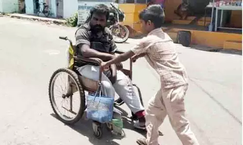 மாற்றுத்திறனாளி தந்தையை சக்கர நாற்காலியில் அமரவைத்து தள்ளி வந்த மாணவன் மாற்றுத்திறனாளி தந்தையை சக்கர நாற்காலியில் அமரவைத்து தள்ளி வந்த மாணவன்